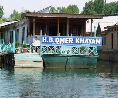 https://imgcld.yatra.com/ytimages/image/upload/t_hotel_yatra_city_desktop/v1444109779/Domestic Hotels/Hotels_Srinagar/Omar Khayam Houseboat/Overview.jpg